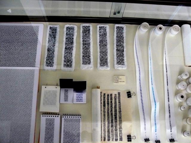 Carnets, rouleaux, petits pains. Vitrine exposition Saint Jean le Thomas