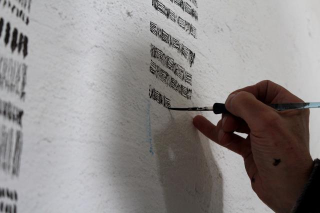 Traits peints sur le mur